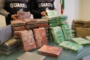 Oltre 300 kg di cocaina scoperti a Napoli e Livorno